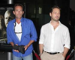 los angeles, 14 augusti - luke perry, jason priestley på the dark tourist la premiär på arclight hollywood teatrarna den 14 augusti 2013 i los angeles, ca. foto