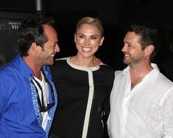 los angeles, 14 aug - luke perry, naomi lowde-priestley, jason priestley på the dark tourist la premiär på arclight hollywood teatrarna den 14 augusti 2013 i los angeles, ca. foto