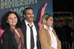 los angeles, 10 dec - rain phoenix, joaquin phoenix, sommar phoenix på inherent vice los angeles premiär på tcl chinese theatre den 10 december 2014 i los angeles, ca. foto