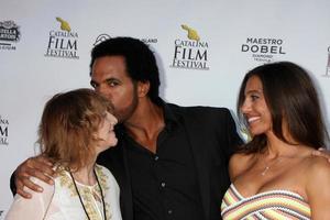 avalon, sep 26 - maria st john, kristoff st john, dana derrick till vänster bakom visning på catalina filmfestival på casino den 26 september 2014 i avalon, catalina island, ca. foto