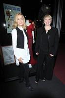 los angeles, 27 maj - donna mills, alison arngrim vid de försvunna marilyn monroe-bilderna som avtäcktes på hollywood museum den 27 maj 2015 i los angeles, ca. foto