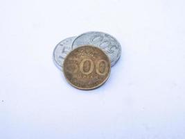 närbild av en samling av 500 rupiah-mynt, indonesisk valuta isolerad på en vit bakgrund foto