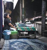 kediri, jawa timur, Indonesien, 2022 - mamma säljer pecel ris vid sidan av vägen foto