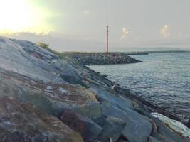 strandutsikt med klippor längs stranden foto