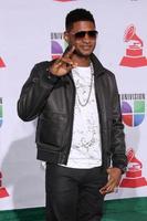 los angeles, 10 nov - usher anländer till den 12:e årliga latin Grammy Awards i Mandalay Bay den 10 november 2011 i Las Vegas, nv foto