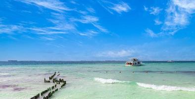Mexiko, Cancun, Isla Mujeres, Playa Norte sandstrand med palmer som väntar på turister foto