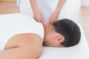 fysioterapeut som gör nackmassage