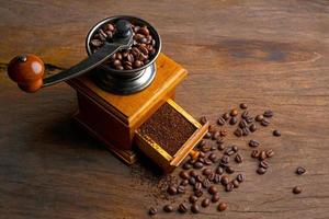 vintage kaffekvarn. gammal retro handdriven kaffekvarn av trä och metall. manuell kaffekvarn för malning av kaffebönor. mjukt fokus. foto