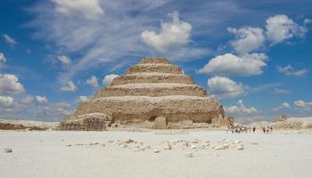 den antika pyramiden i sakkara i kairo. även känd som den första pyramiden i Egypten foto