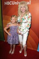 los angeles, 13 aug - alyvia alyn lind, dolly parton på nbcuniversal 2015 tca summer press tour på beverly hilton hotel den 13 augusti 2015 i beverly hills, ca. foto