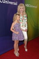 los angeles, 13 aug - alyvia alyn lind, dolly parton på nbcuniversal 2015 tca summer press tour på beverly hilton hotel den 13 augusti 2015 i beverly hills, ca. foto