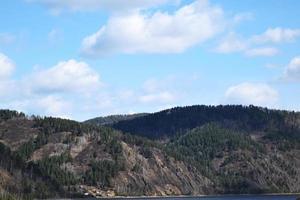 oframkomlig taiga på stranden av yenisei foto