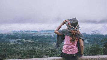 asiatiska kvinnor reser koppla av i semestern. ta en naturskön tur på berget. thailand foto