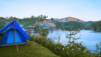 konceptet med att sätta upp ett bergsläger, campingtält, resa koppla av. landskap, natur, dimma touch på thailand. foto