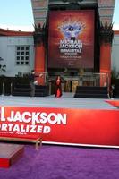 los angeles, 26 jan - debbie allen presenterar sina dansare vid ceremonin för michael jackson immortalized handprint and footprint på Graumans Chinese Theatre den 26 januari 2012 i los angeles, ca. foto