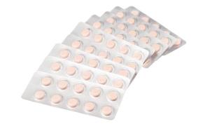 tabletter i bubblaförpackning på vit bakgrund