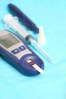 diabetiker gör ett blodprov på glukosnivå