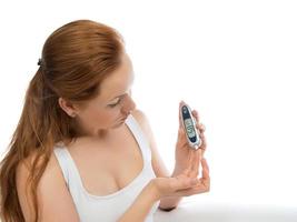 sockersjuka patientkvinna som mäter blodprov på glukosnivå
