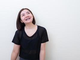 porträtt av vacker ung asiatisk kvinna lycka stående foto