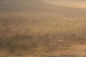 dimma och moln berg dal soluppgång landskap foto