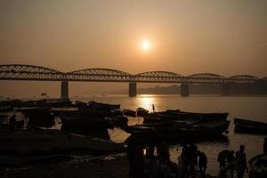 soluppgång på floden ganga, varanasi, indien foto