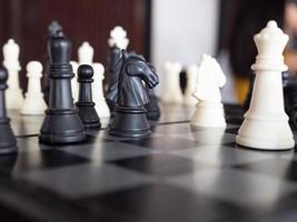schackbrädspel med fokus på svartvitt foto