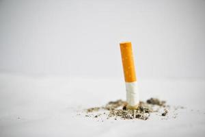 konsumerade cigaretter på vit bakgrund foto