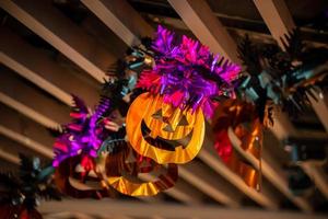 festlig halloween tecknad dekoration hängande på taket av rum interiör, närbild. foto