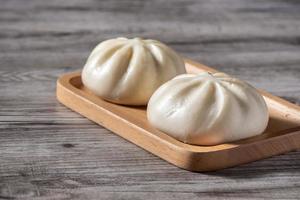 närbild av färsk läcker baozi, kinesisk ångad köttbulle. foto