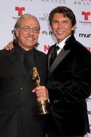 los angeles, 27 sep - edward james olmos, lou diamond phillips vid 2013 års alma awards, pressrum på pasadena civic auditorium den 27 september 2013 i pasadena, ca. foto