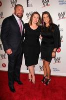 los angeles, 15 aug - paul levesque, suzanne kolb, stephanie mcmahon på superstars for hope hedra make-a-wish på beverly hills hotel den 15 augusti 2013 i beverly hills, ca. foto