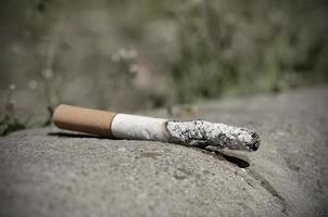 cigarett på asfalt foto