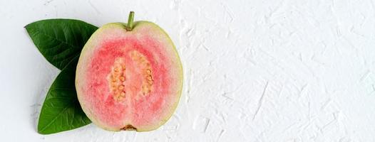 ovanifrån av vacker röd guava med färska gröna blad. foto