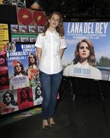 los angeles, 7 feb - lana del rey vid ett framträdande och cd-signering för hennes album född att dö på amoeba records den 7 februari 2012 i los angeles, ca. foto