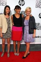 los angeles, 16 aug - aubrey plaza, rashida jones, amy poehler anländer till premiären för vår idiot bror på cinerama dome arclight teatrar den 16 augusti 2011 i los angeles, ca. foto