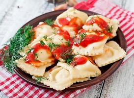 läcker ravioli med tomatsås och dill foto