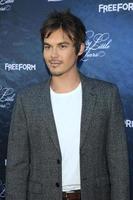 los angeles, 15 juni - tyler blackburn på premiären för the pretty little liars säsong 7 och dead of summer premeire på hollywood forever cemetary den 15 juni 2016 i los angeles, ca. foto