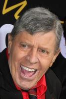 los angeles, 7 dec - jerry lewis anländer till premiären av extranummer s method to the madness of jerry lewis på paramount studios teater den 7 december 2011 i los angeles, ca. foto