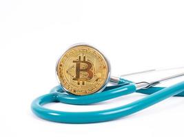 cryptocurrency medicinskt koncept med ett guld bitcoinmynt foto