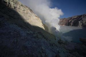 svavelångor från kratern i vulkanen kawah ijen, indonesien foto