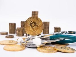 cryptocurrency medicinskt koncept med ett guld bitcoinmynt foto