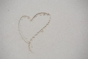 hjärta ritat på sand foto