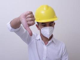 asiatiska industriarbetare bär gula hjälm, bär skyddsmasker för sin hälsa foto