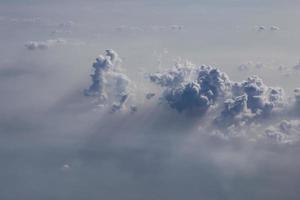 moln och blå himmel sett från planet foto