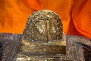 liggande buddha guldstaty foto