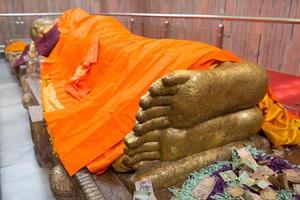 liggande buddha guldstaty foto