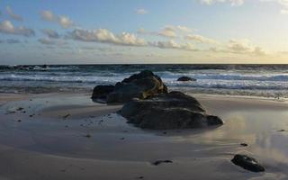 vackra himmel över havet och vågor i aruba foto