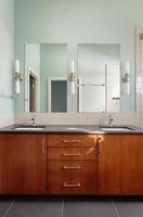 fåfänga dubbelt handfat och speglar i modernt badrum