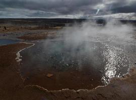 isländsk geysir i en naturskön utsikt över landskapet foto