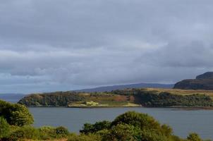 fantastiskt naturskönt landskap med land och hav i Skottland foto